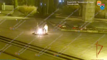 Фото: В Калининграде пара туристов устроила романтику на братской могиле и украла цветы с мемориала  1