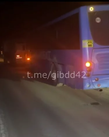 Кузбасские полицейские помогли отбуксировать рейсовый автобус до места ремонта