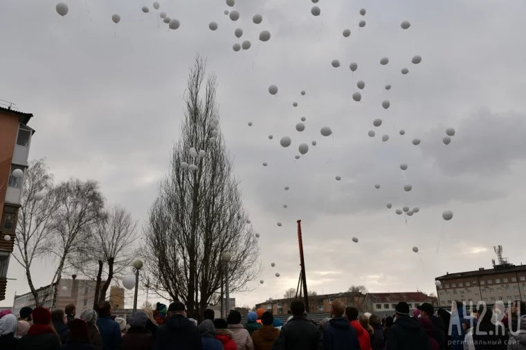 Фото: Кемеровчане в годовщину трагедии в «Зимней вишне» запустили в небо белые шары 4