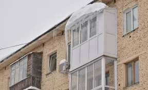 В Кузбассе на мужчину с крыши упала снежная наледь: СК проводит проверку
