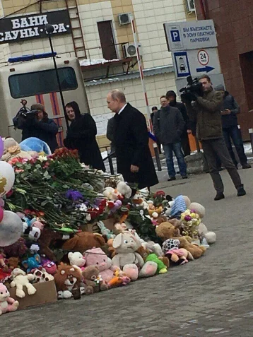 Фото: Видео: Владимир Путин возложил цветы к стихийному мемориалу у ТЦ в Кемерове 1