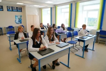Фото: Илья Середюк поздравил с 1 сентября учеников школы №33 в Осинниках 1