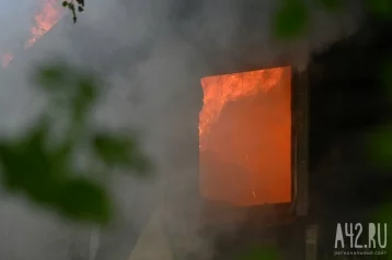 Фото: В Кузбассе горящий дом тушили три пожарных расчёта 1