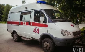 В Кузбассе женщина попала в больницу после нападения сожителя с лопатой