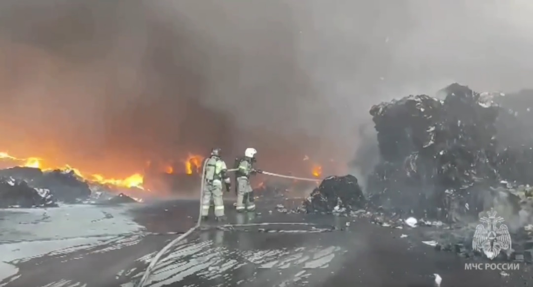 В Ростовской области на складе макулатуры произошёл пожар площадью 2 500 «квадратов»