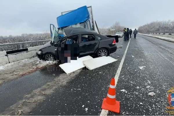 В Кузбассе на трассе столкнулись «ГАЗель» и Volkswagen Polo: погибли два человека