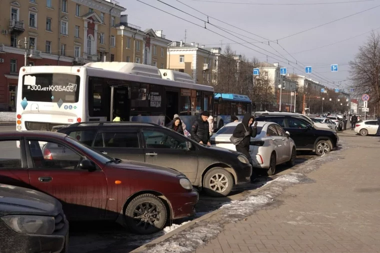 Фото: В Кемерове на эвакуаторах увезли машины, которые стояли возле остановок 7