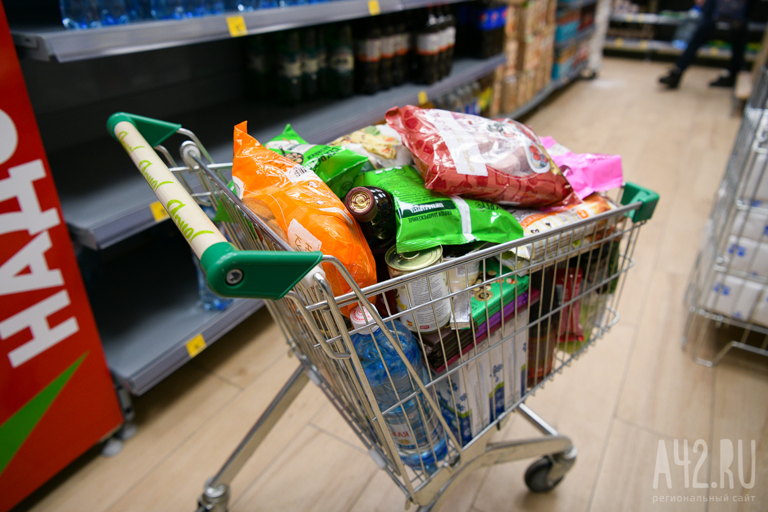 В Мариинске бездомный напал на женщину и съел её продукты