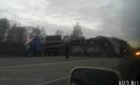 В Кузбассе полный машин автовоз слетел в кювет