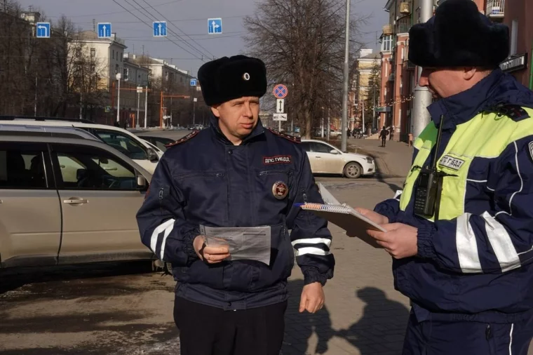 Фото: В Кемерове на эвакуаторах увезли машины, которые стояли возле остановок 8