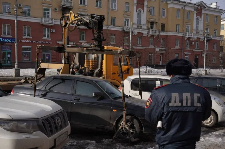 Фото: В Кемерове на эвакуаторах увезли машины, которые стояли возле остановок 9