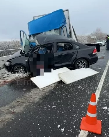 В Кузбассе на трассе столкнулись «ГАЗель» и Volkswagen Polo: погибли два человека