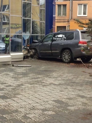 Фото: Lexus протаранил здание в центре Кемерова 4