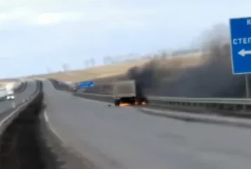 Фото: Полыхающий грузовик на кузбасской трассе сняли на видео 1