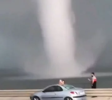 Фото: В Турции засняли на видео гигантский торнадо  1