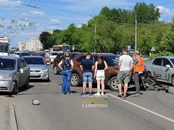 Фото: Очевидцы поделились фото жёсткого ДТП на перекрёстке в Кемерове 1