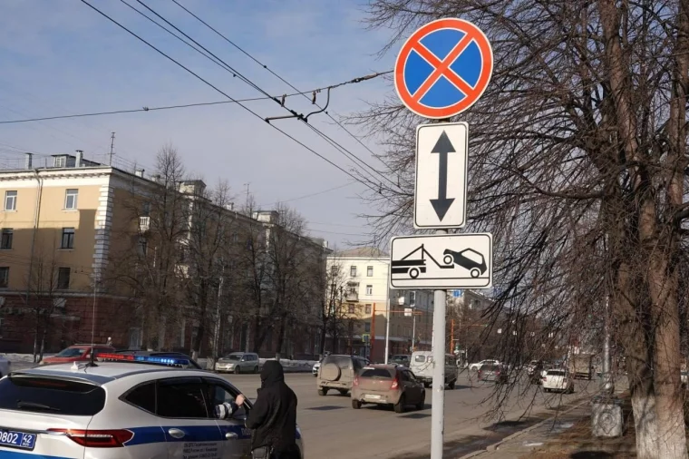 Фото: В Кемерове на эвакуаторах увезли машины, которые стояли возле остановок 10
