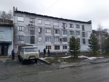 Фото: В Кузбассе талые воды затопили многоэтажку 1