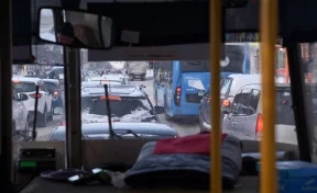 В Хабаровском крае водитель и кондуктор выволокли пенсионерку из автобуса