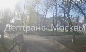 Двое детей на электросамокате врезались в автомобиль и перелетели через капот