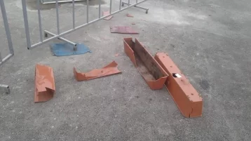 Фото: Неизвестные вандалы устроили погром в парке кузбасского города 1