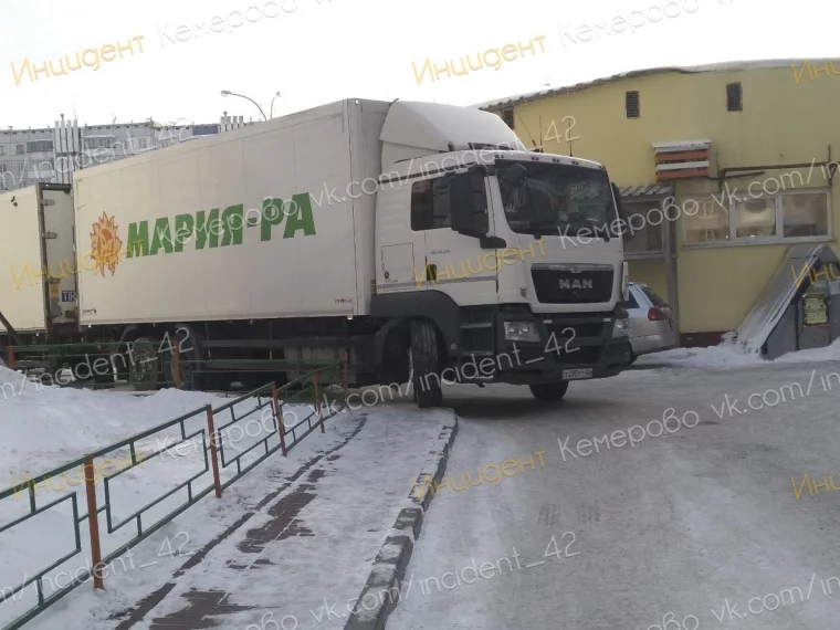 Фото: Грузовик протаранил легковой автомобиль в Кемерове 2