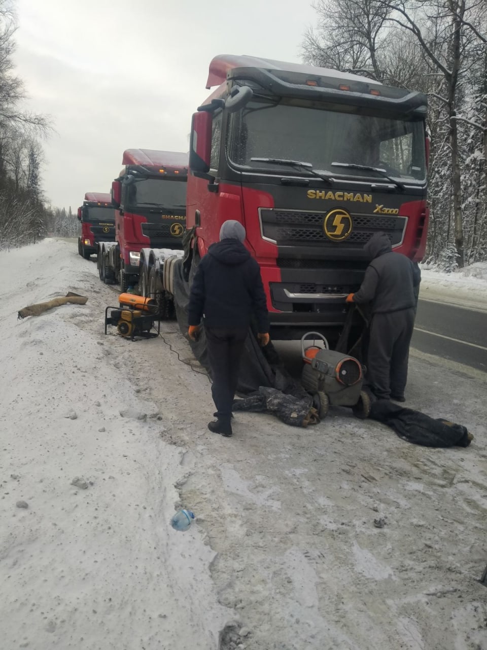 На трассе в Кузбассе замёрзли три грузовика: потребовалась помощь спасателей