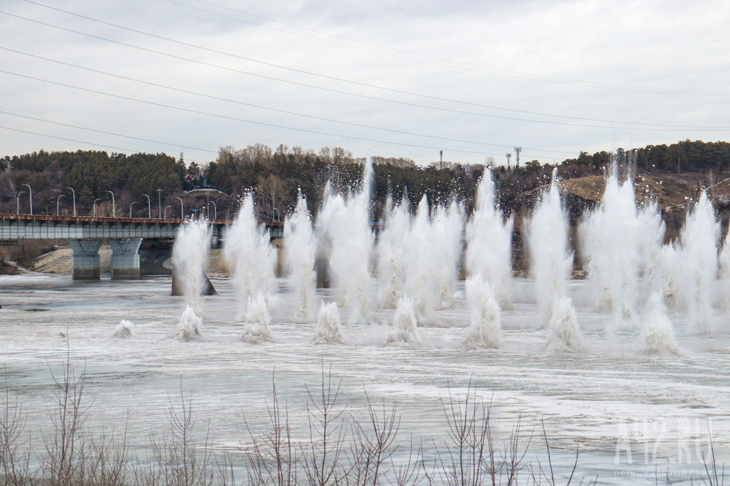 Грохот на весь город: в Кемерове на Томи взорвали лёд