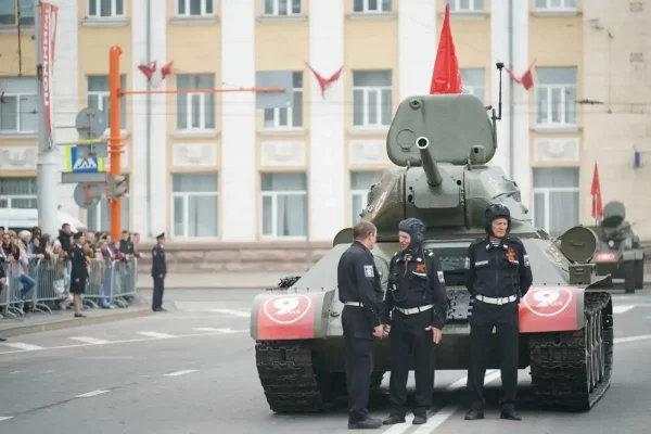 Танк Т-34 прибыл на площадь Советов для открытия парада в Кемерове