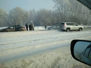 Фото: В Кемерове два автомобиля столкнулись на трамвайных путях 1