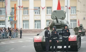 Танк Т-34 прибыл на площадь Советов для открытия парада в Кемерове