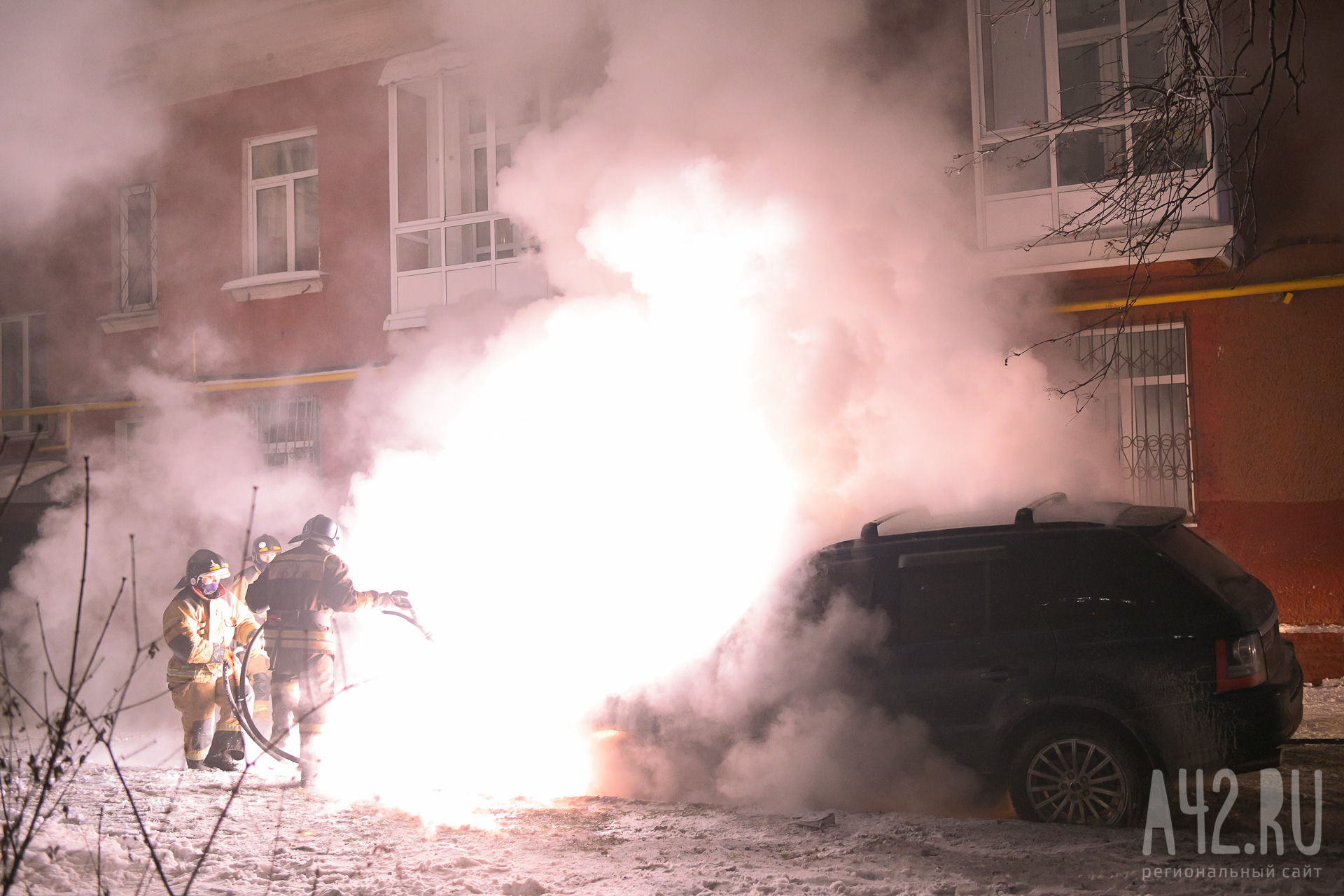 Соцсети: на улице в Кемерове загорелся автомобиль 