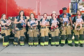 Фото: Семь жён пожарных с одной станции родили детей одновременно 1