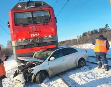 Фото: В Кузбассе на железной дороге поезд врезался в легковой автомобиль: пострадал человек 1