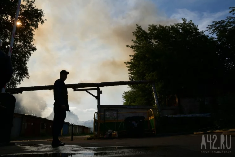 Фото: Пожар на территории «ЗЭТЫ» в Кемерове 10