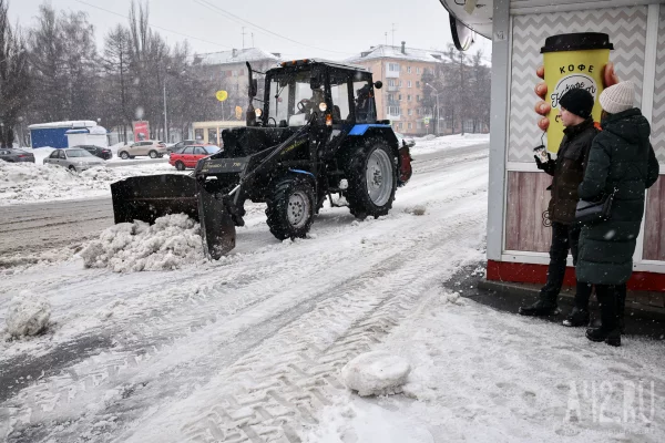 В Кемерове почти 1 300 человек устраняли последствия снегопада и гололёда на дорогах