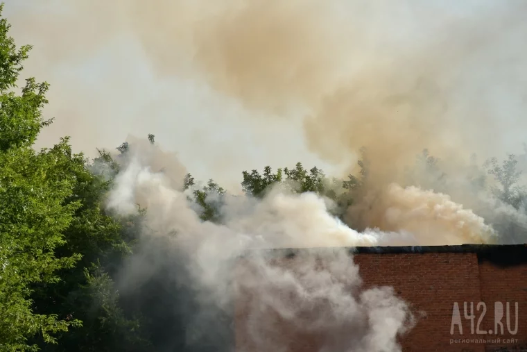Фото: Пожар на территории «ЗЭТЫ» в Кемерове 11