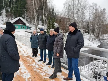 Фото: В Междуреченске возвели новый пешеходный мост через реку Ольжерас  1