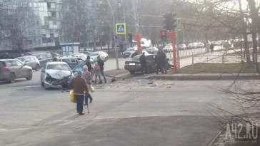 Фото: В Кемерове после ДТП авто вылетело на тротуар 2