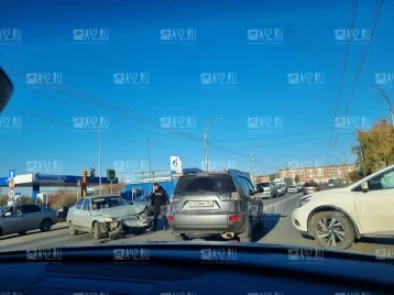 Фото: В Кемерове на улице Терешковой столкнулись два автомобиля: образовалась пробка 1