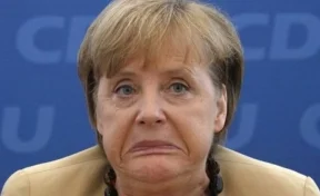 Меркель забросали помидорами во время выступления на трибуне: инцидент попал на видео