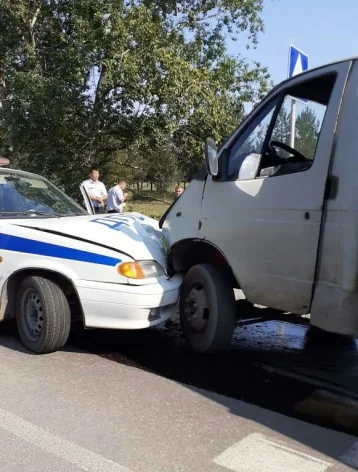 Фото: В Кузбассе автомобиль ГИБДД врезался в грузовик во время погони 1