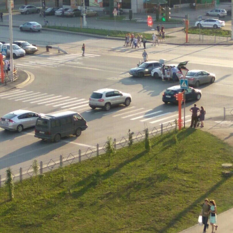 Фото: В Кемерове на проспекте Шахтёров столкнулись два автомобиля 2
