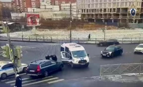В Санкт-Петербурге пьяный водитель без прав переехал полицейского и устроил погоню