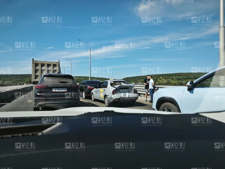 Фото: Почти часовая пробка образовалась на Кузбасском мосту в Кемерове из-за ДТП 2