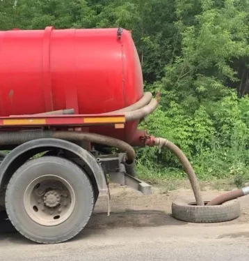 Фото: В Кемерове водители ассенизаторов сливали отходы из выгребных ям в городскую канализацию, им грозят штрафы 1