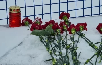 Фото: Новый мемориал: кузбассовцы несут цветы к КПП шахты «Листвяжная» 1
