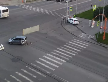 Фото: В Кемерове машина вылетела на тротуар после серьёзного ДТП 1