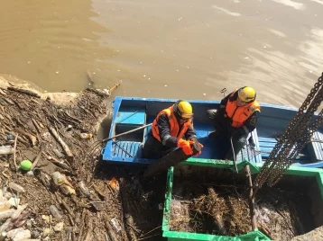 Фото: Кемеровские спасатели начали очищать от мусора русло Искитимки 1