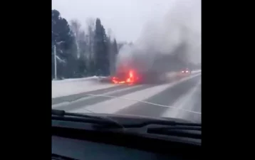 Фото: На кузбасской трассе сгорел автомобиль. В социальной сети «ВКонтакте» появилось видео 1
